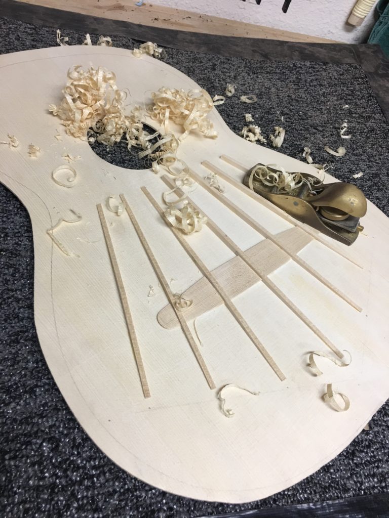 Bracing pattern for a classical guitar